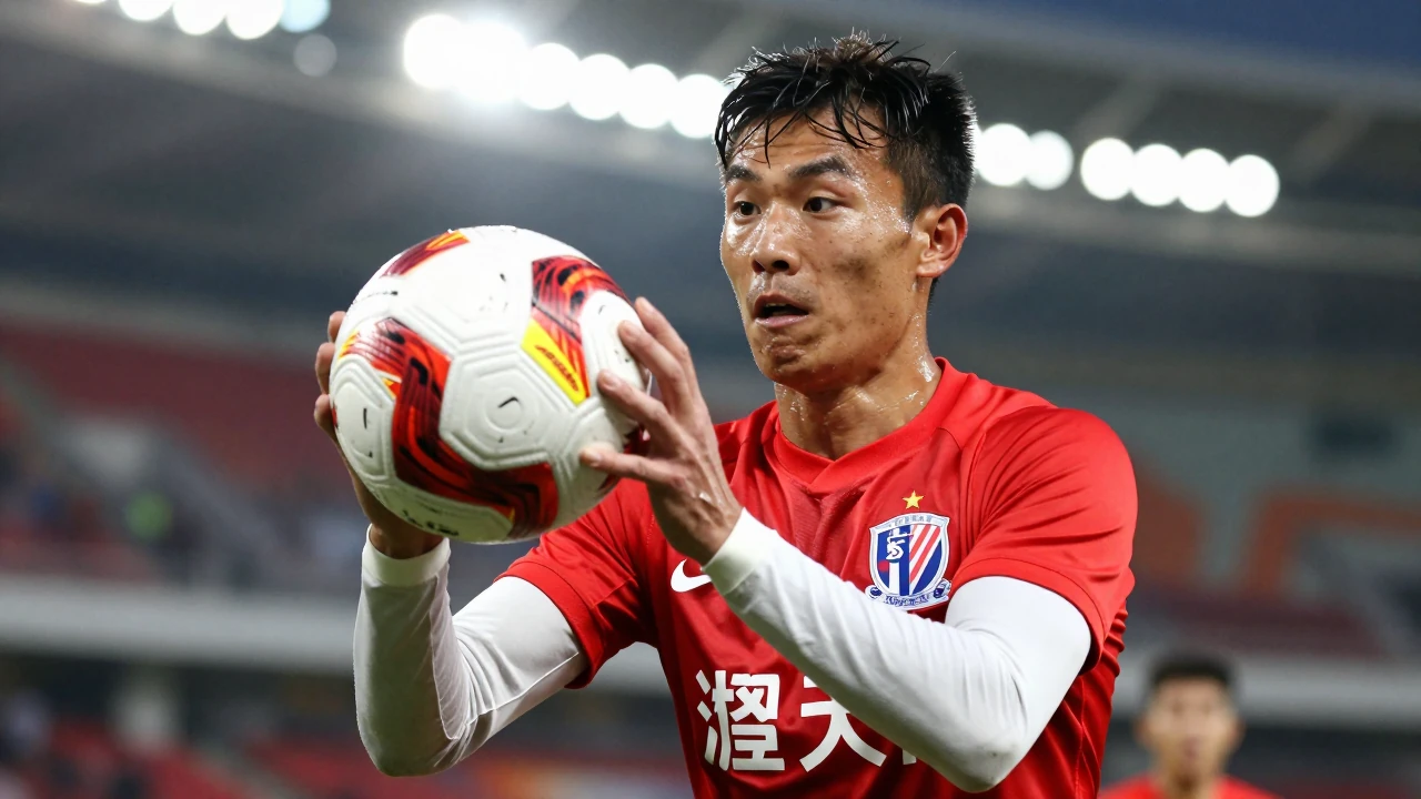 Shanghai Shenhua lost 0-3 to Beijing Guoan at home, a controversy occurred outside the stadium, a fan wearing Wu Lei's...