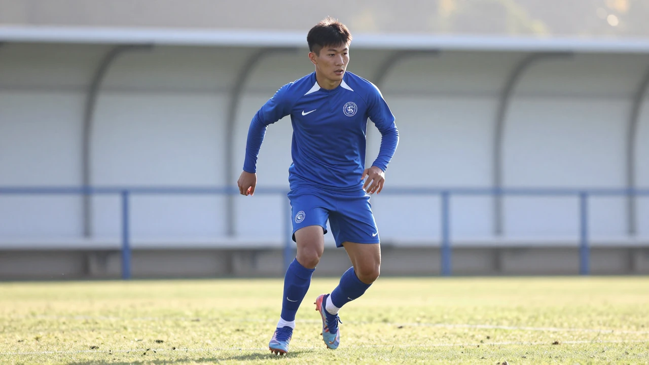 Southend United have signed 21-year-old defender Ryan Battrum on a one-month loan from Premier League side West Ham...