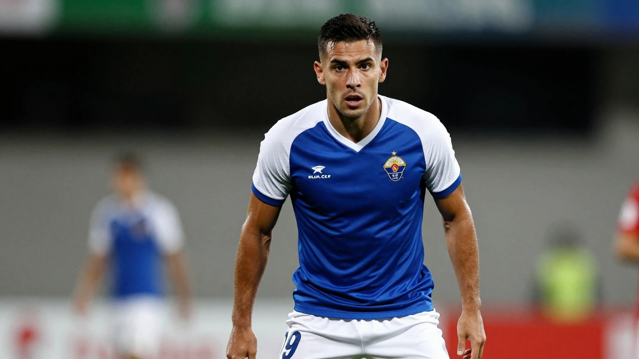 El Elche CF busca reforzar su ataque con Sergio Camello, un delantero de Rayo Vallecano