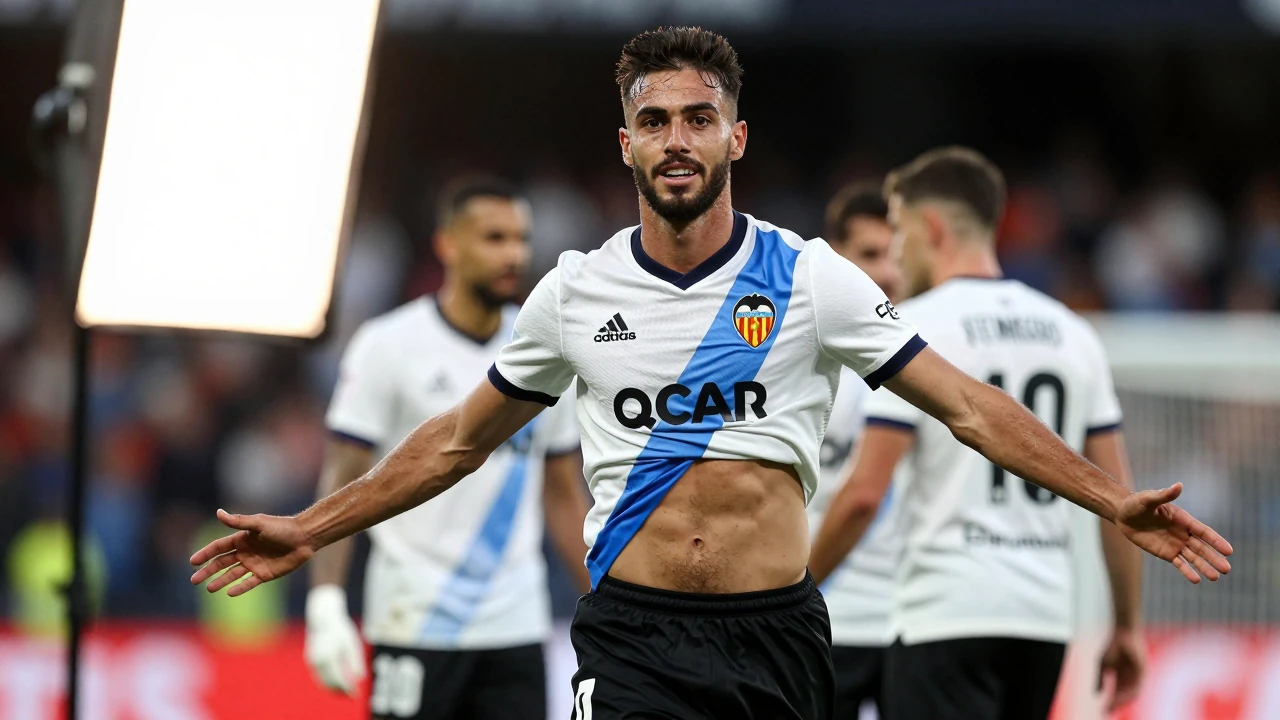 El Valencia CF logra un golpe de genio en su partido ante el Hércules, con un golazo de Sato que culmina una jugada...
