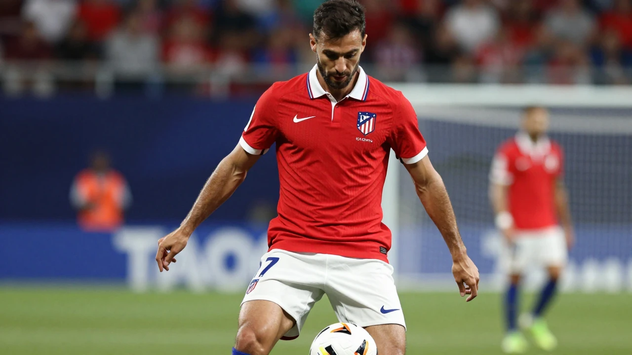 El Atlético de Madrid anuncia la incorporación de Arnau Ortiz al primer equipo, quien lucirá el dorsal '16' después de...