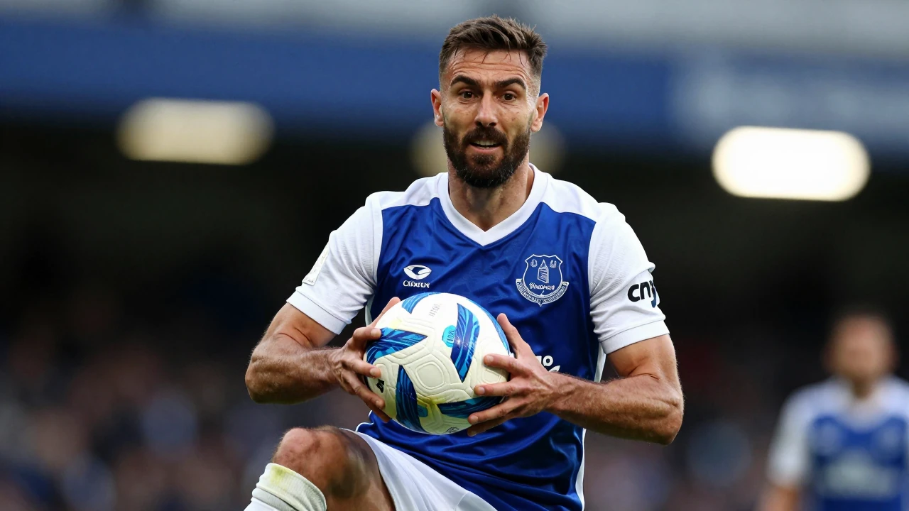 Everton are in a three-way battle for Crystal Palace right-back Daniel Munoz, who is valued at £30m