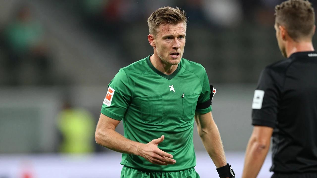 Ein Foto vom 16. Mai 2026 zeigt St. Paulis Jackson Irvine im Streit mit Schiedsrichter Daniel Siebert während der...
