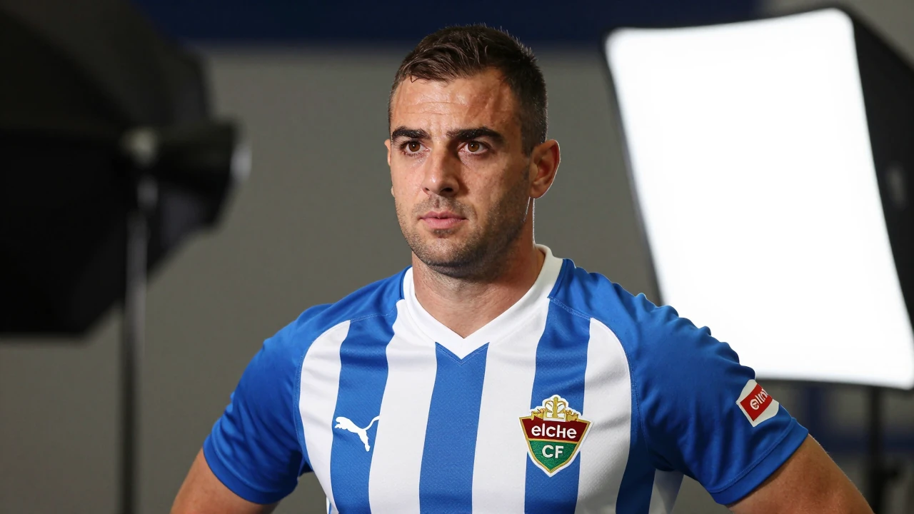 El Elche CF anuncia el regreso del delantero argentino Ezequiel Ponce, quien firma un contrato hasta 2027 con opción de...