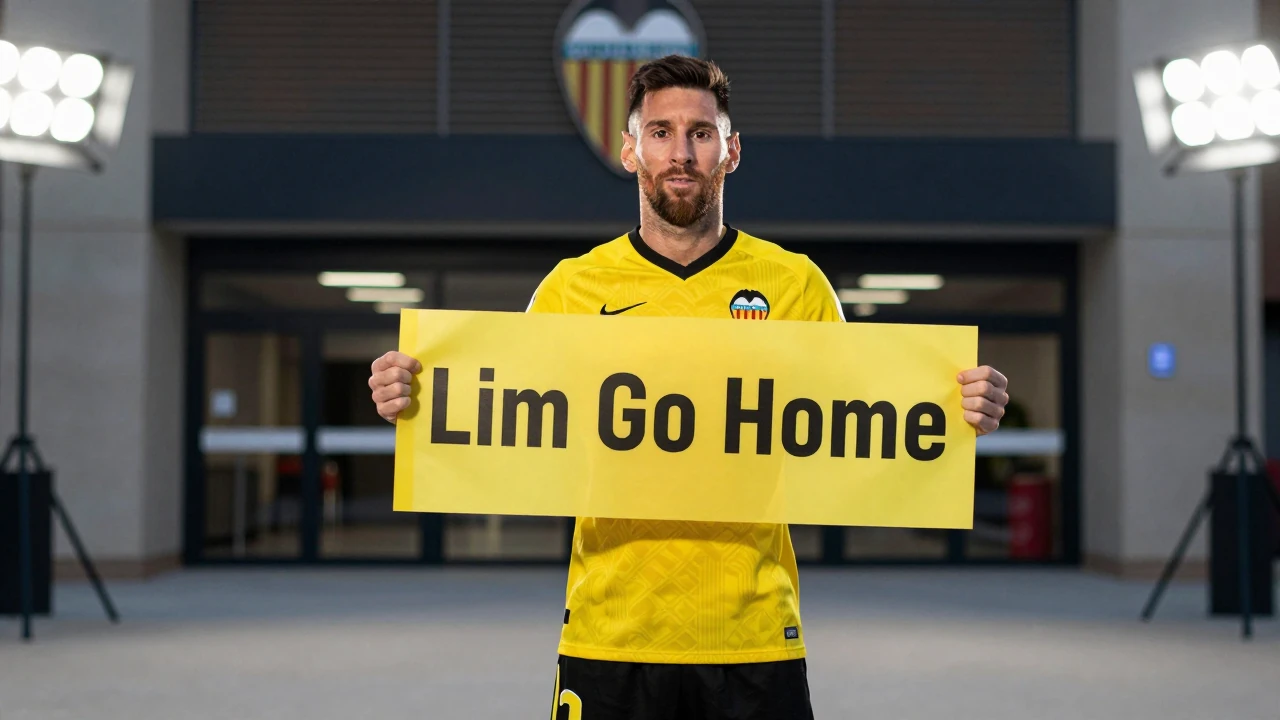 Los aficionados del Valencia Club de Fútbol protestan contra la propiedad de Peter Lim, exigiendo su salida y la...