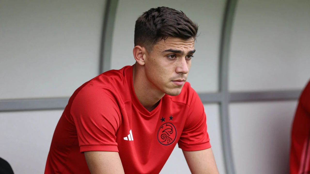 Tristan Gooijer, 21, verlaat Ajax na 13 officiële duels en twee seizoenen bij PEC Zwolle voor een transfer naar Lommel SK...