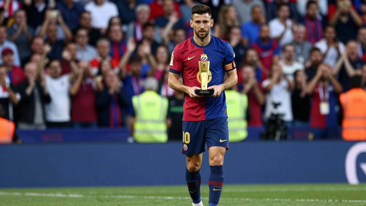Rafa Gallardo presenta a Antonio Sánchez un premio especial por alcanzar 200 partidos con RCD Espanyol