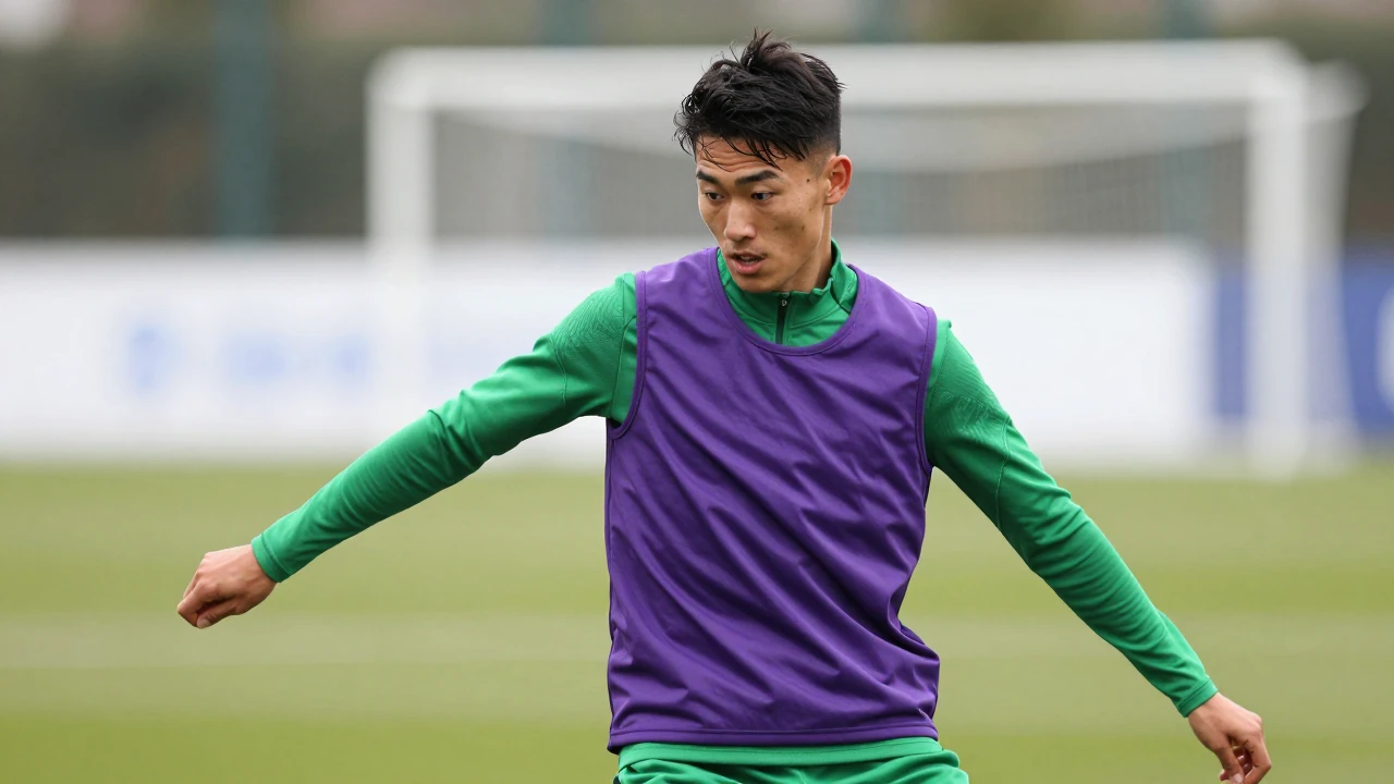 De Anderlecht-defensie maakt een schoon start en lanceert N'Diaye, die de bal met zijn voeten opneemt terwijl hij naar...