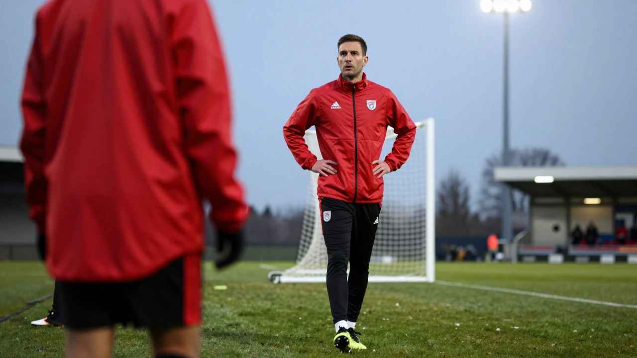 Oud-trainer Dennis van Wijk pleit voor geduld voor Marvin Compper en ziet de late aanstelling en beperkte selectie als...