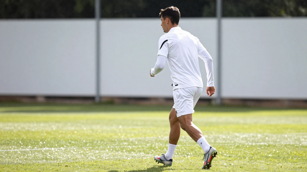 Sevilla FC resumed training with only ten first-team players available, as injured duo Vargas and Stassin continue their...