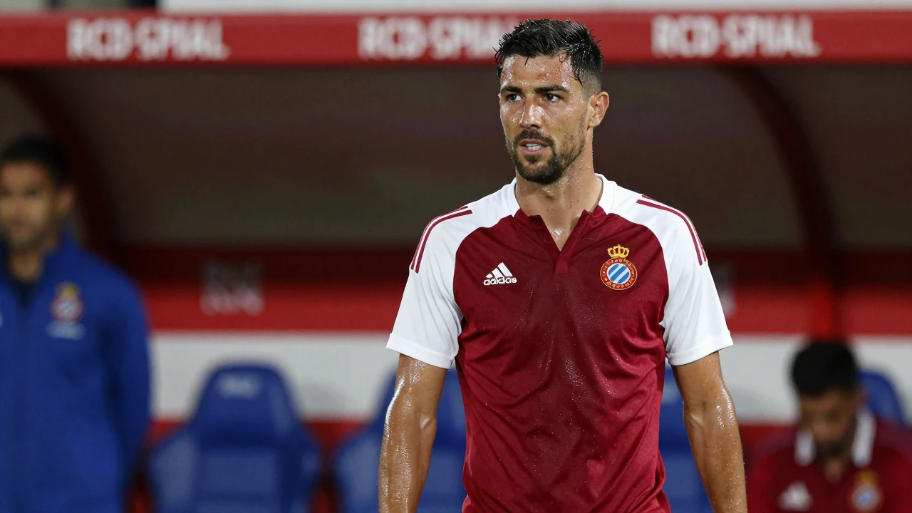 El primer equipo del RCD Espanyol realizó su penúltimo entrenamiento antes de viajar a Inglaterra para enfrentarse a...