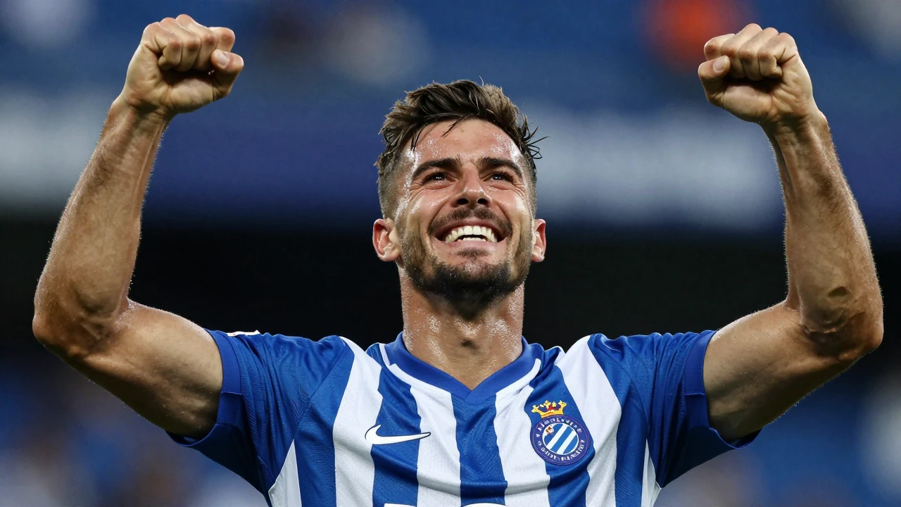 Marcos Fernández anotó en el minuto 98 para dar un punto al Espanyol en un 1-1 frenético ante un Sevilla que jugó con...