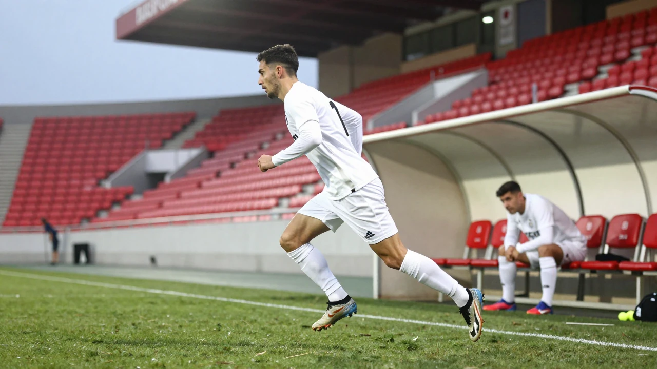 Sevilla FC anunció su lista de 24 convocados para el partido del viernes contra el Valencia, con la baja forzosa del...