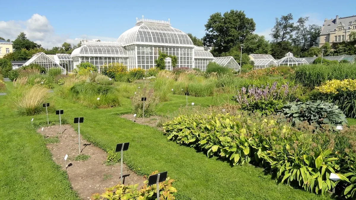 Specialist gardeners and designers across the United States recommend 14 independent nurseries, highlighting sources for...