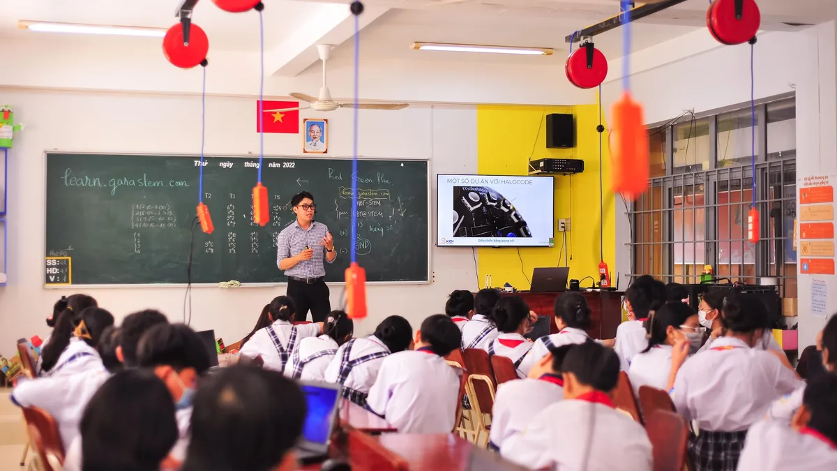 Opposition leader Rahul Gandhi told students in Indore that a 'system' run by Prime Minister Narendra Modi prefers blind...