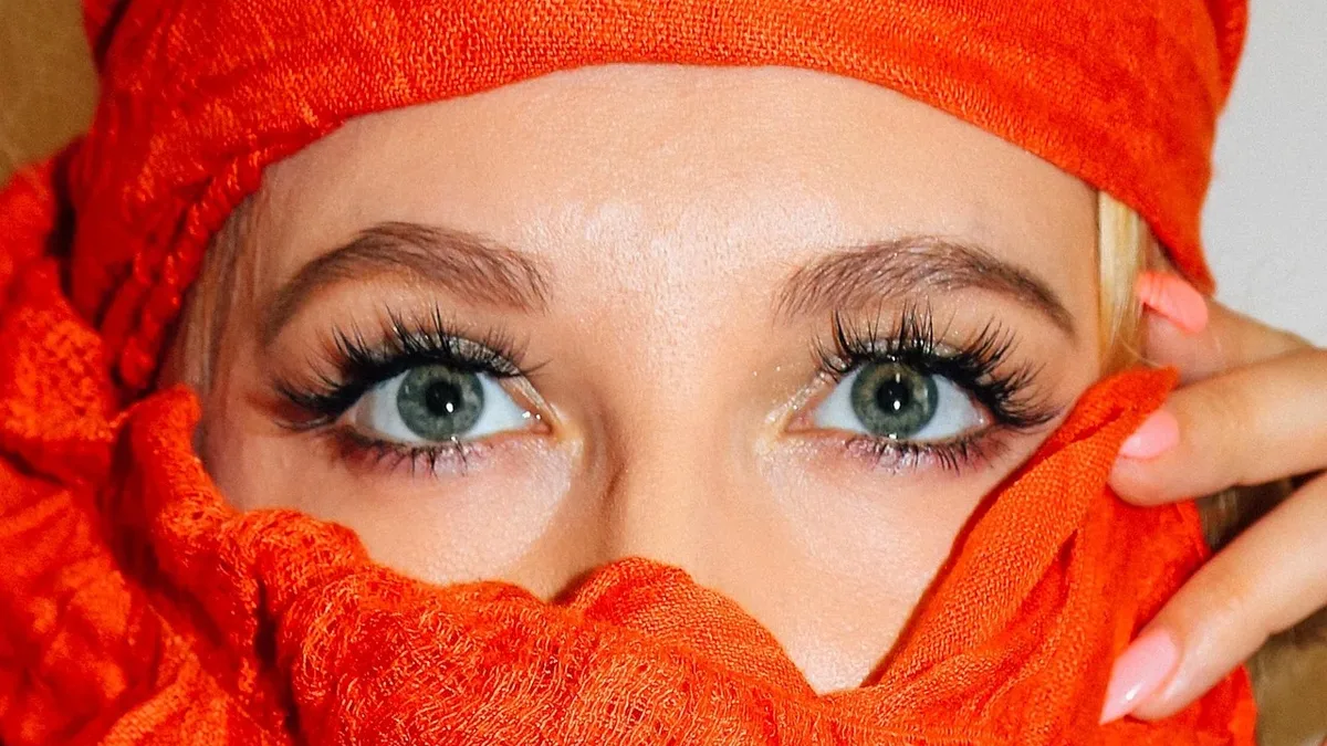 Lady, young, woman, close-up, eyes, long lashes.
