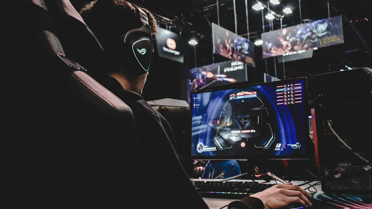 Titles: Technical issues from stage desk materials caused repeated wireless mouse disconnections at VALORANT Champions 2026