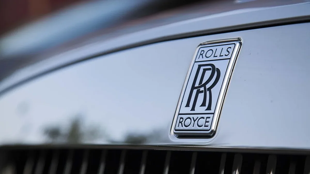 A custom coffee table built around a 6.75-liter Rolls-Royce Silver Shadow V8 engine has been sold via a no-reserve auction