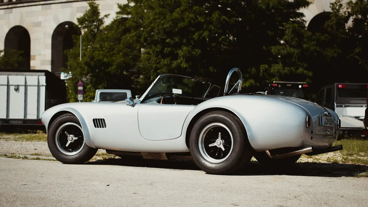 Marques: Original british AC Cobra - Vintage oldtimer classic car.