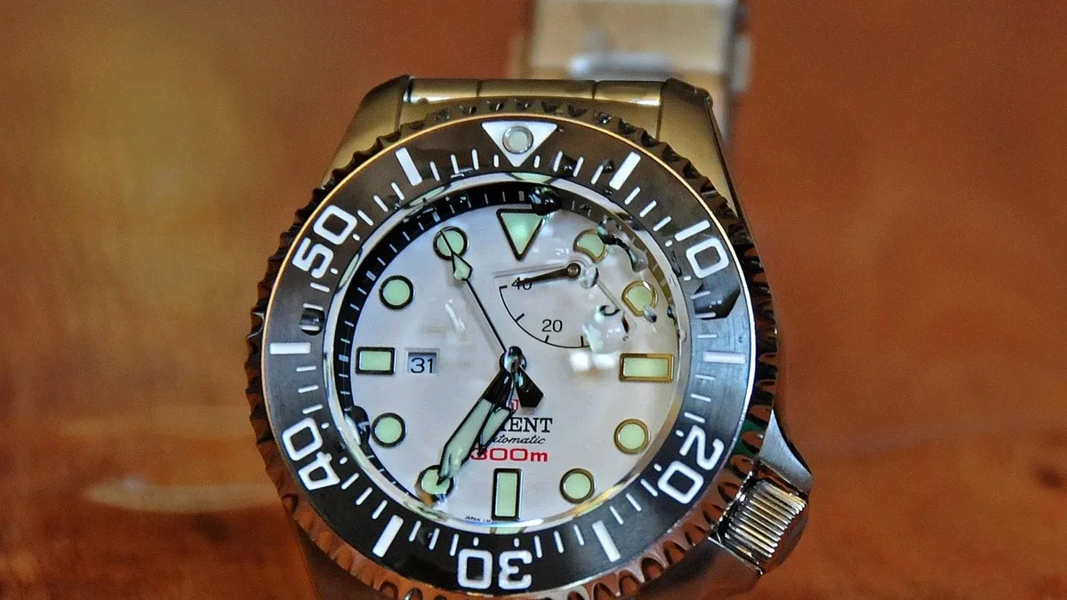 MING debuts the 57.05 Comet, a 40mm stainless-steel worldtimer with a patent-pending DST bezel, limited to 200 pieces and...