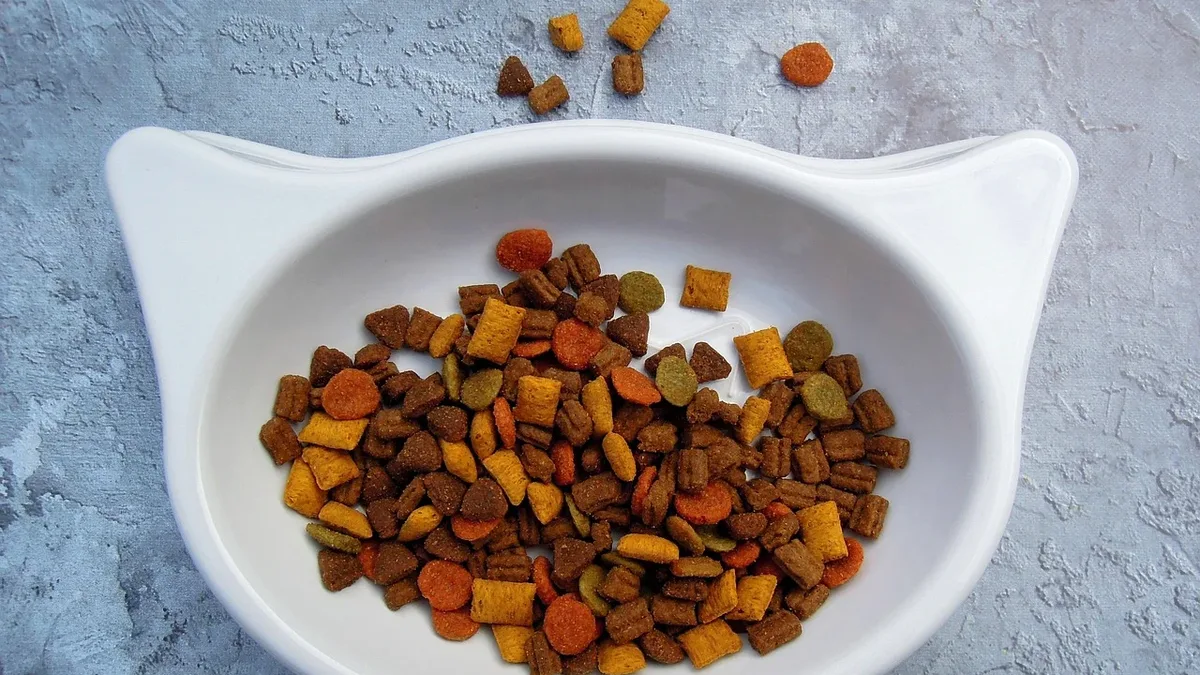 Catster's expert review gives Earthborn Holistic cat food a 4.8-star rating, praising its meat-first recipes and variety...