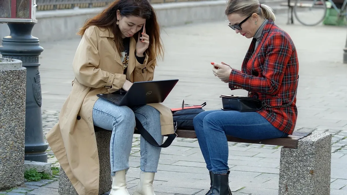 Conditions: Women, working, sitting, bench, street, urban.