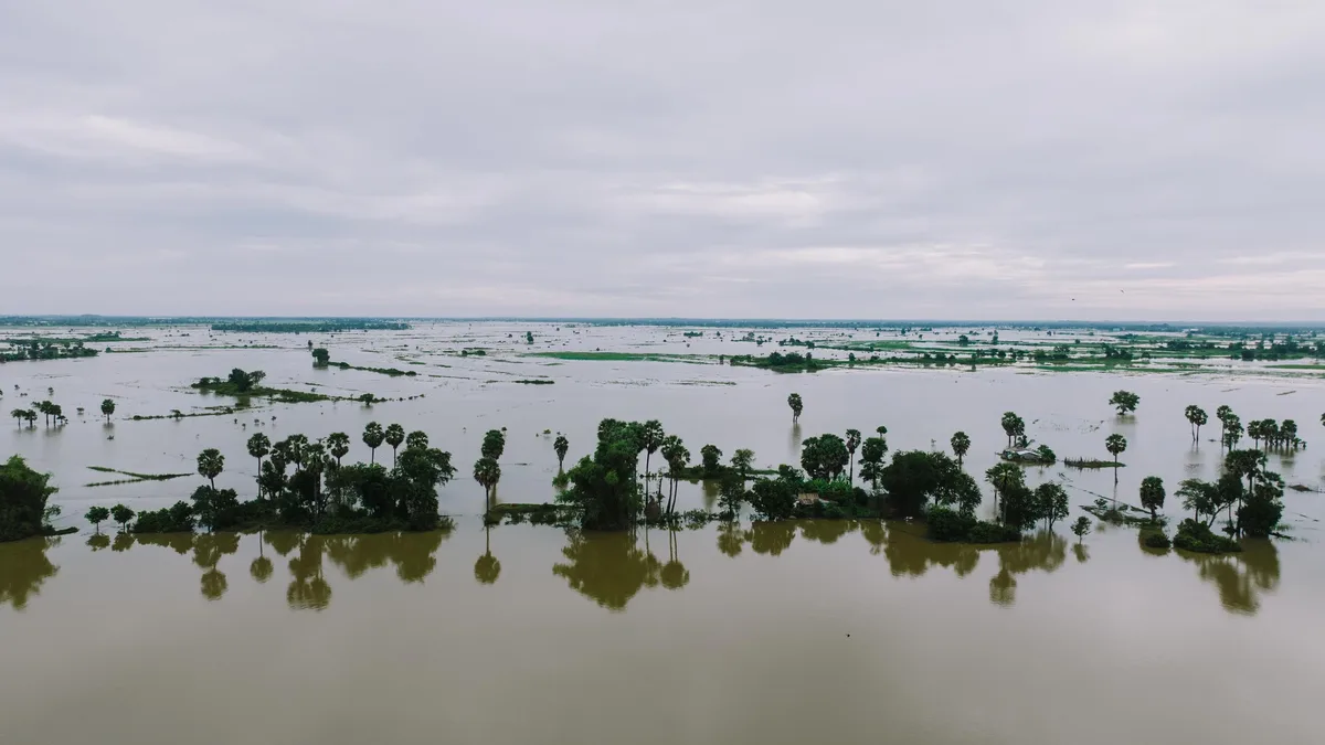 The death toll from Himalayan flash floods has risen to 626 across Nepal and Tibet, with nearly 2,500 people missing