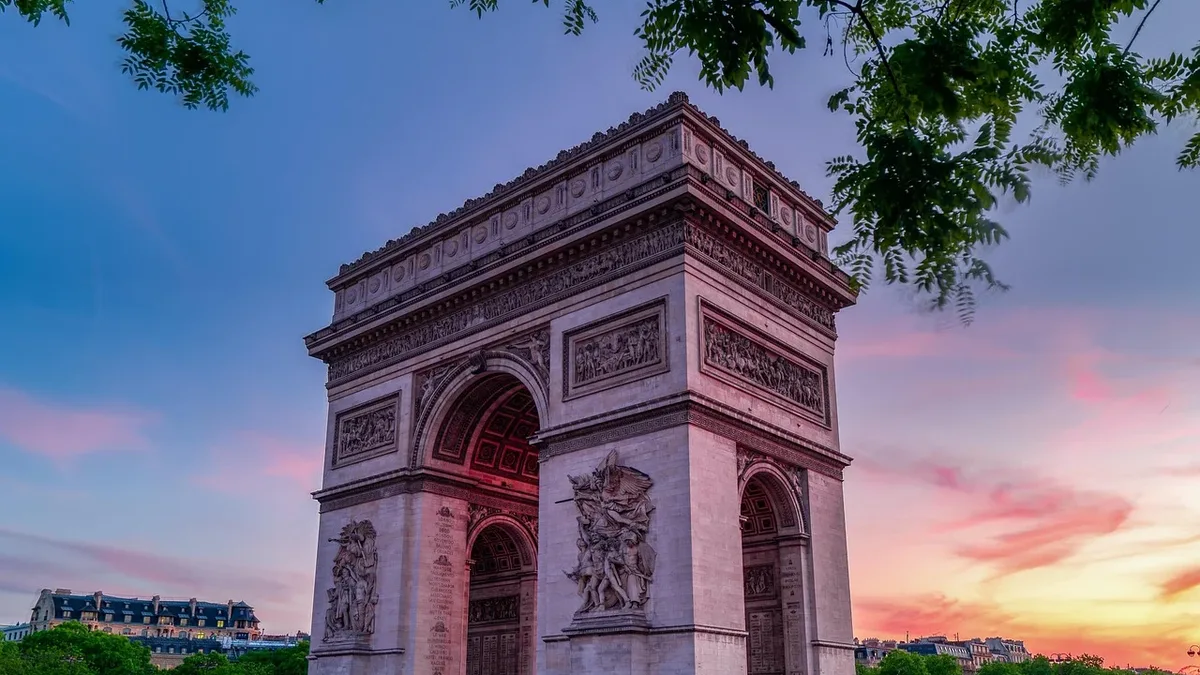 The invitation-only Post-Fair launches its Paris edition as Art Basel Paris shuts for weekend protests, featuring 35...