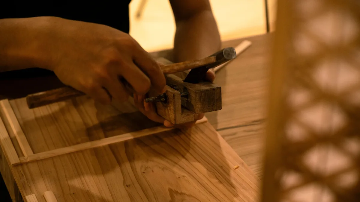Paul Sellers discusses the subtle, apprentice-learned techniques of gripping and using a bench plane, skills not found in...