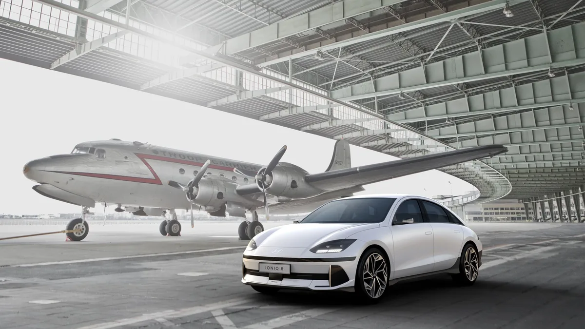 Geely's new Battleship 700 plug-in hybrid SUV features built-in propellers, allowing it to travel on water for up to 40...