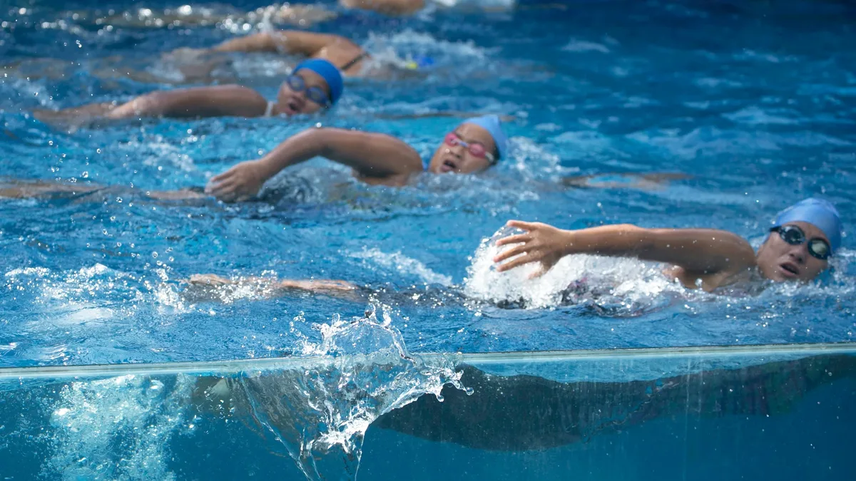 Luka Mijatovic sets a new Junior Pan Pacific Championships record in the 400 free with a time of 3:43.67, breaking the...