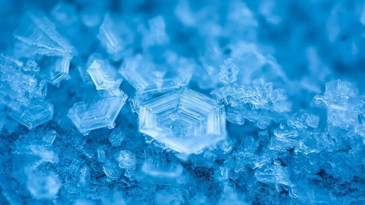 Researchers used soft nanoconfinement in phytantriol membranes to prevent ice formation and observe water's transition to...