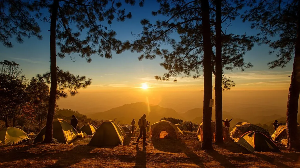 A group of Pacific Crest Trail hikers, stalled by a major rainstorm, finds an unexpected haven and forms a new 'tramily'...