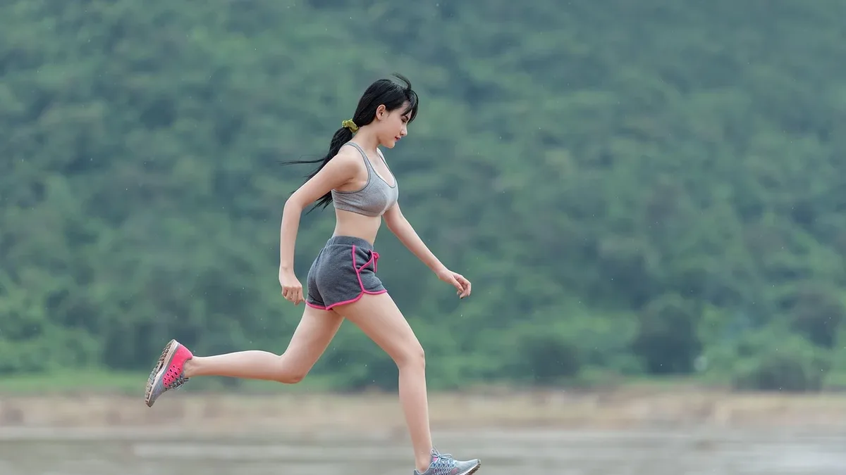 A trail runner details why they switch to wool-blend shirts for autumn runs, citing superior comfort, temperature...