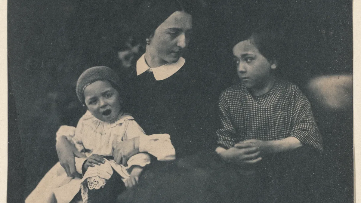 Skills: <div class='fn'> Mother with Two Children< div>.