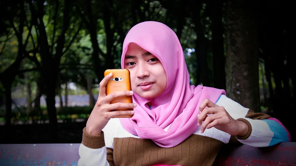 A new study finds women's religious beliefs influence their swiping behavior on apps like Tinder, with more religious...