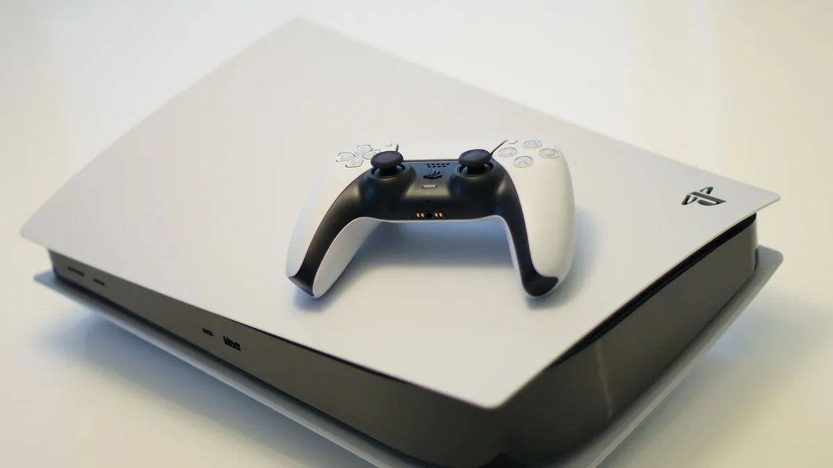 La compañía de videojuegos Rockstar abandonó la idea de implementar NPCs con rutinas únicas en Grand Theft Auto IV debido a...