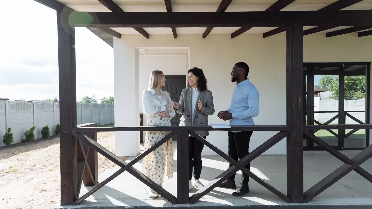 Construir Y Reformar: UK house prices have recorded their first annual decline in nearly three years, dropping 0.4% in August