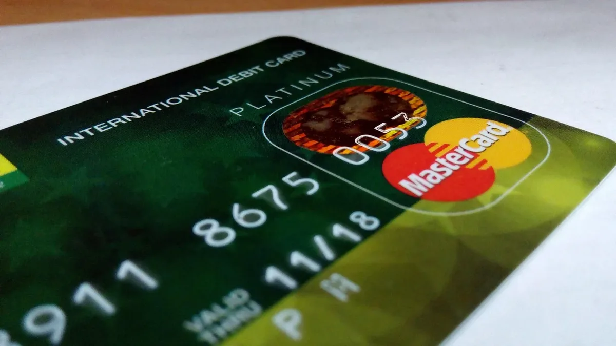 A travel blogger recommends the Chase Sapphire Preferred card for beginners due to its manageable fee, strong sign-up...