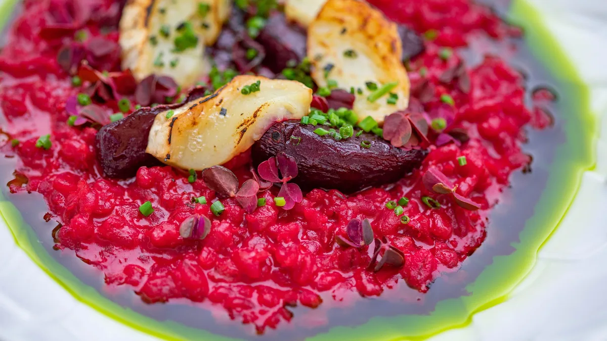 A chef reviews Hungryroot's hybrid meal service, praising its curated groceries, quick recipes, and flexible options for...