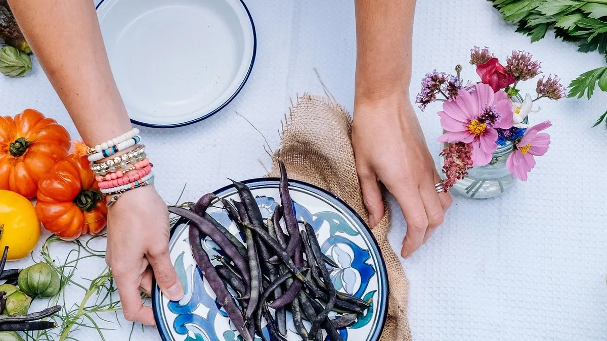 Explore the adaptability of Vietnamese rice paper (bánh tráng) with seven recipes, from crispy grilled street food to fresh...