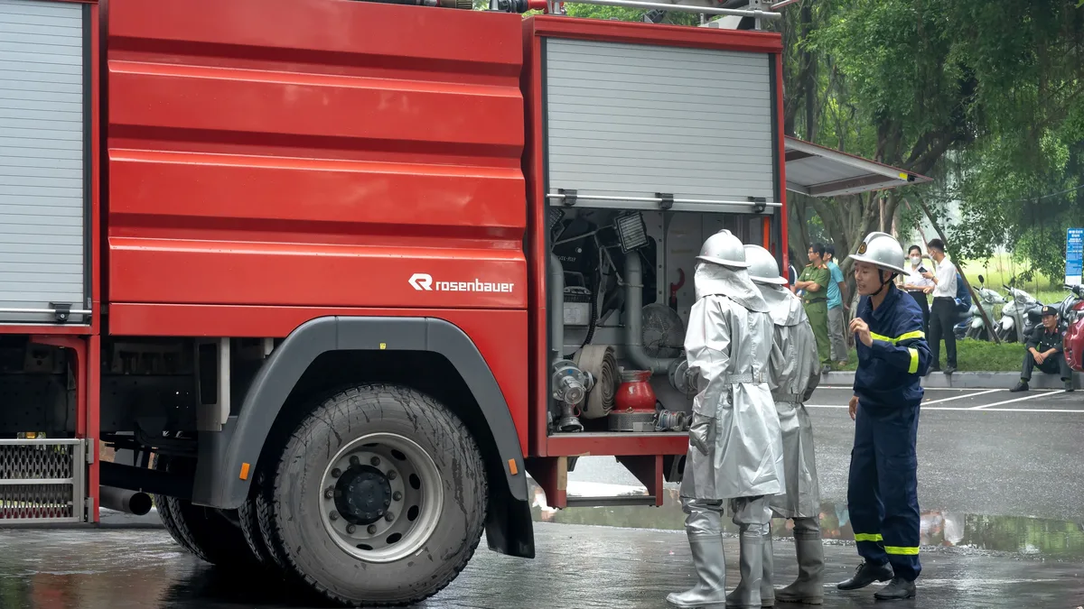 Firefighters in Old Delhi halted traffic on Urdu Bazar road to rescue a trapped black kite from a peepal tree, an unusual...