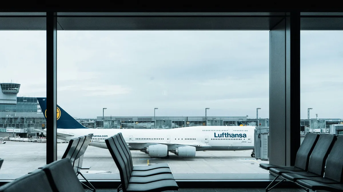 A review of the Chicago O'Hare Hilton Hotel as a plane spotting location, detailing room views, photography conditions...