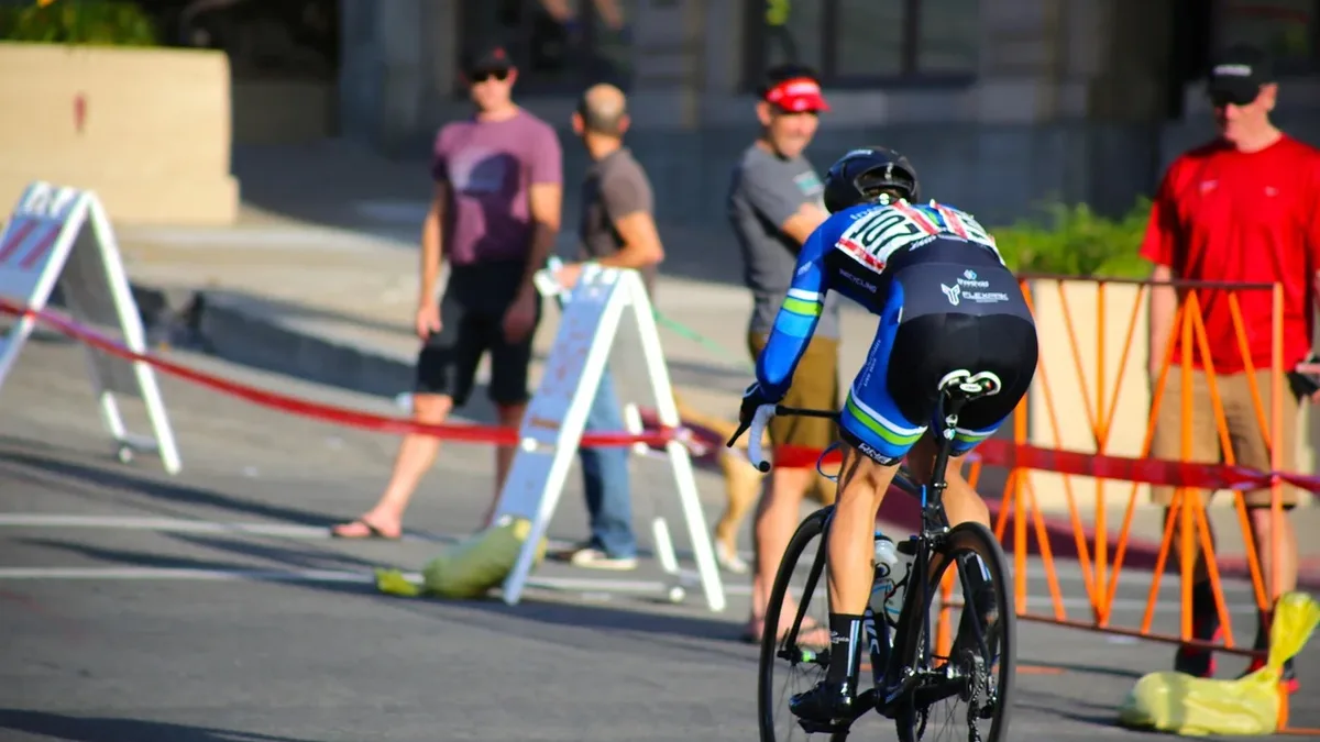 Chinese fitness influencer Abeeeer admitted to riding a bicycle during the Berlin Marathon, leading to her sponsor Brooks...