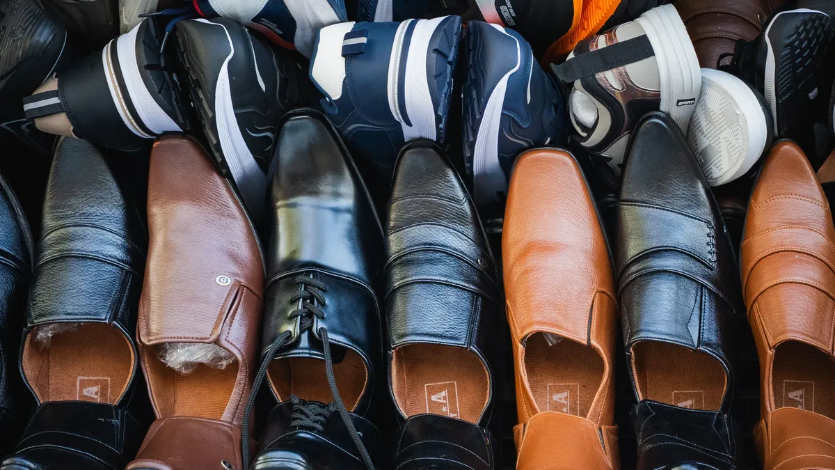 Runner's World has selected ten running shoes for men, tailored to different runner profiles from beginners to marathon...