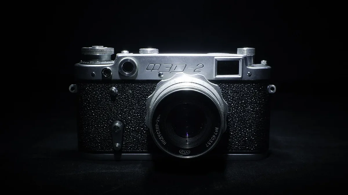 A hands-on review of the Leica M EV1 finds the new electronic-viewfinder camera retains the classic M body design while...