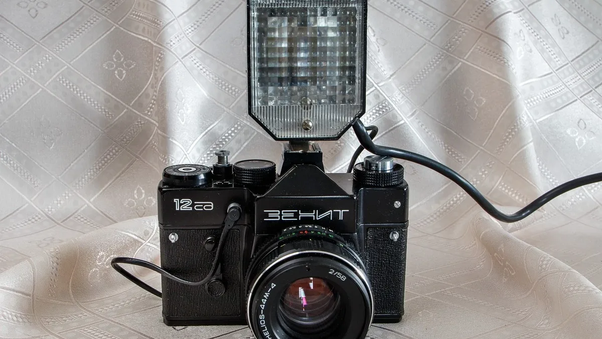 The Neewer Q120 is a compact and powerful off-camera flash designed for outdoor shooting, offering impressive control and...