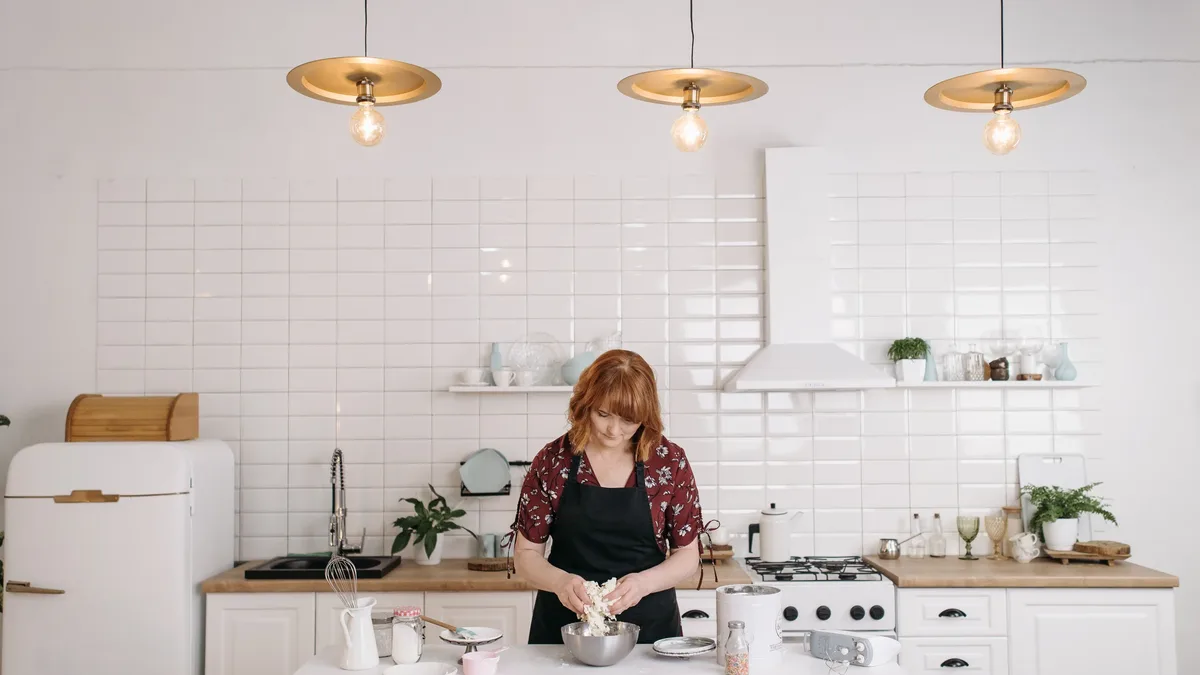 Cocina: Windows with white stripes or patterns are becoming more common, especially in homes near gardens or trees