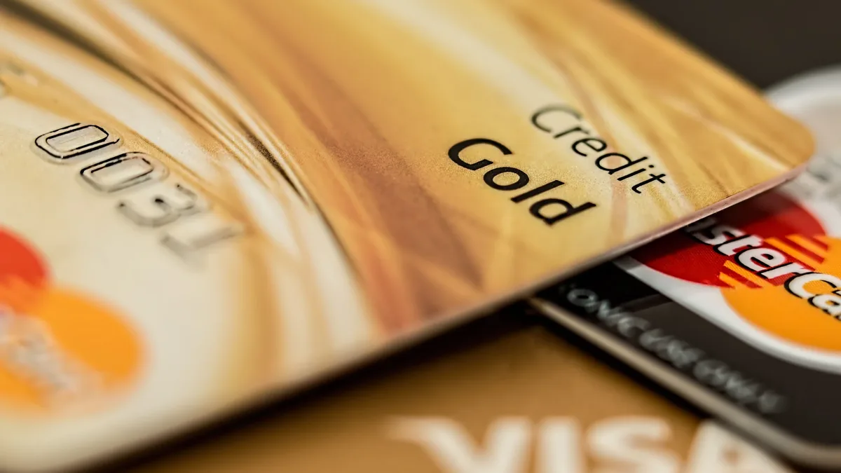 A guide from Passageiro de Primeira details multiple ways to earn points in Azul's loyalty program in 2026, including...
