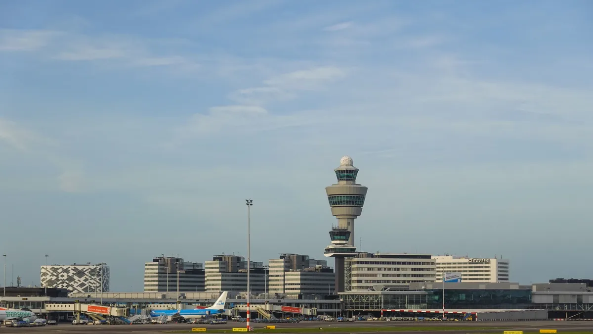Airports Routes: Five major airports handling 25 to 45 million passengers annually operate with only one active runway
